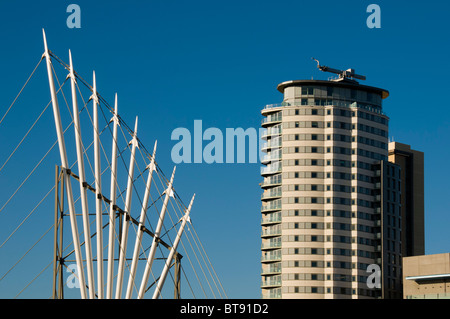 Neue Schaukel Fußgängerbrücke im Bau bei Salford Quays, Manchester, England, UK.  'Das Herz' Appartementhaus auf der rechten Seite. Stockfoto