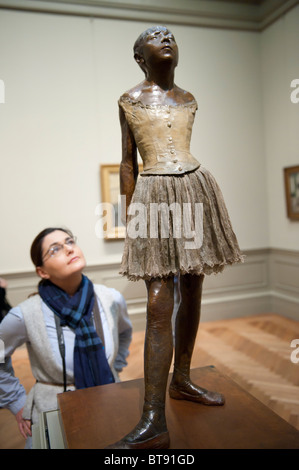 Die kleine 14-jährige Tänzerin von Edgar Degas am Metropolitan Museum of Art in Manhattan, New York City, USA Stockfoto