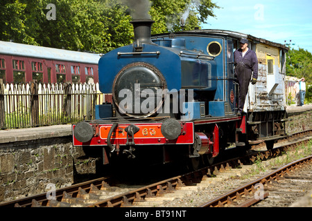 Dampfmaschine Fahrer geschult. Caledonian Eisenbahnen an der Brücke von Dun station Montrose Schottland. Barclay 0-4-0 ST.Nr. 1863, 1926 erbaut. Stockfoto