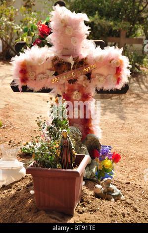 Ein Kreuz auf einem Grab auf dem indischen Friedhof der Mission San Antonio de Pala Stockfoto