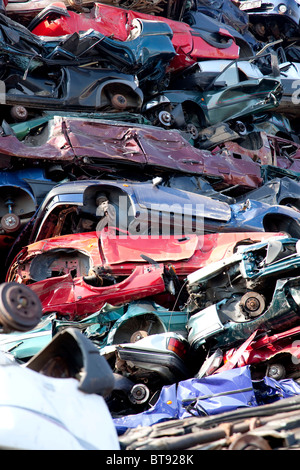 Alte Autos auf einem Schrottplatz Stockfoto