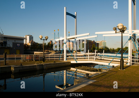 Heben Brücke am Welland Schleuse in Salford Quays, Manchester, England, UK Stockfoto