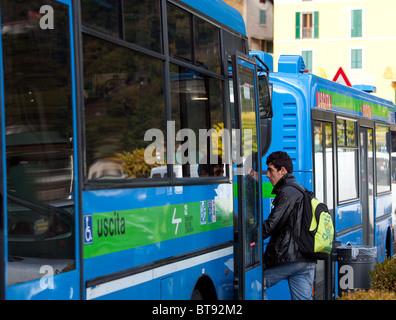 Passenger boarding Ortsbus. Argegno.Lake Como. Italien Stockfoto