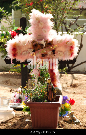 Ein Kreuz auf einem Grab auf dem indischen Friedhof der Mission San Antonio de Pala Stockfoto