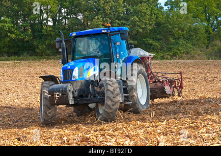 Neues Holland TS115A Traktor mit Kuhn Sämaschine Aussaat Winterweizen - Sud-Touraine, Frankreich. Stockfoto