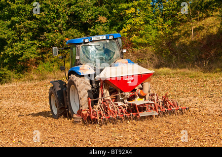 Neues Holland TS115A Traktor mit Kuhn Sämaschine Aussaat Winterweizen - Sud-Touraine, Frankreich. Stockfoto