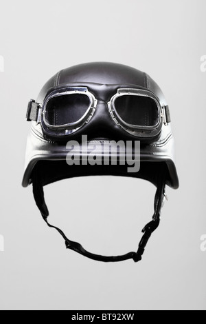 Renaissance-Antiqua uns Armee-Motorrad-Helm mit Brille, auf grauem Hintergrund Stockfoto