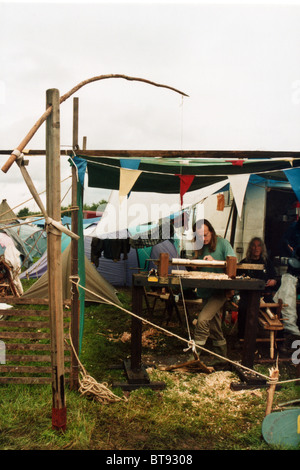 Tischler mit einem Fuß betriebene Drehbank im Bereich Handwerk, Glastonbury Festival 1998, würdig Farm, Somerset, England. Stockfoto