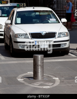 Einziehbare Verkehr Poller blockiert Verkehr. Malaga Spanien Stockfoto