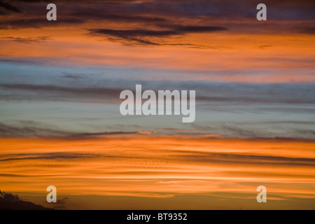 Goldener Sonnenuntergang Wolken-Hintergrund Stockfoto