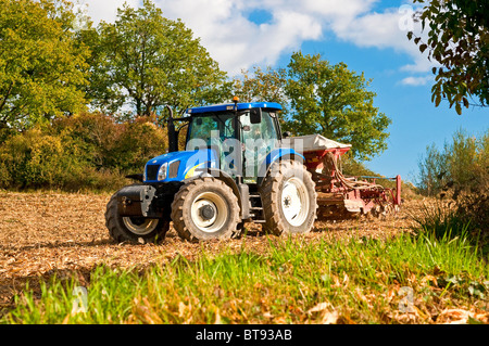 Neues Holland TS115A Traktor mit Kuhn Sämaschine Aussaat Winterweizen - Sud-Touraine, Frankreich. Stockfoto