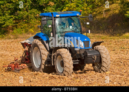 Neues Holland TS115A Traktor mit Kuhn Sämaschine Aussaat Winterweizen - Sud-Touraine, Frankreich. Stockfoto