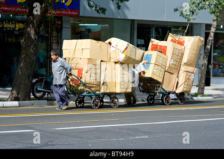 Männer transportieren waren auf dem Basar in Teheran, Iran Stockfoto