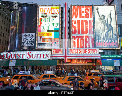 Times Square am Broadway abends auf Manhattan Island New York City USA Stockfoto