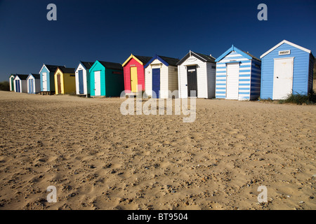 Linie der bunten Strandhäuschen am Southwold in Suffolk Stockfoto