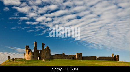 Die Ruinen von Dunstanburgh Castle in der Nähe von Craster an der Küste von Northumberland, England. Stockfoto