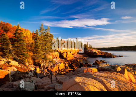 Ersten Strahlen der Morgenröte entlang der felsigen Klippen der Acadia National Park, Maine, USA Stockfoto