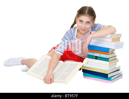 Mädchen sitzt er lehnte die Ellenbogen auf einen Stapel Bücher Stockfoto