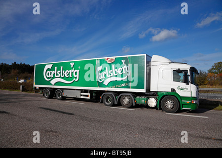 LKW aus der Carlsberg-Brauereien, die Transport von Bier auf der dänischen Autobahn Stockfoto