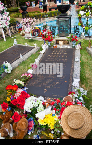 Grab von Elvis Presley mit Ehrungen und ewiges Licht in der Meditation Garden in Graceland, Memphis, Tennessee, USA Stockfoto