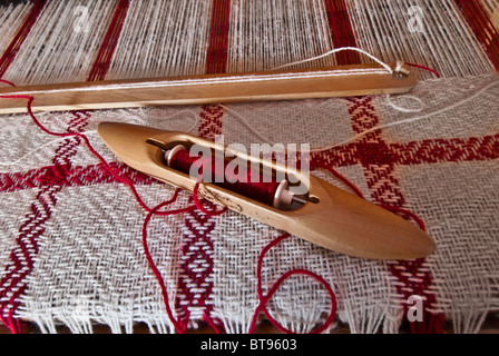 Webers Shuttle ruht auf Gewebe aus einem Webstuhl, Cherokee, North Carolina, USA Stockfoto