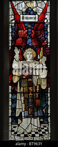 Ein Buntglasfenster von Percy Bacon & Brothers mit Darstellung des Erzengels Gabriel, der St. Michael & All Angels Church, Marwood, Devon Stockfoto