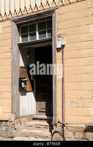 Eingangsbereich Eines Verwahrlosten Malgrat, Wernigerode, Deutschland. -Eingangsbereich eines heruntergekommenen Haus, Wernigerode, Deutschland. Stockfoto