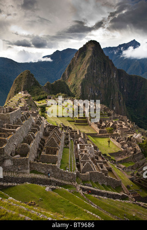 Machu Picchu, die alten "verlorene Stadt der Inkas", CA 1400, 2400 Meter.  Gipfel des Huaynapicchu (junger Berg) in der Ferne Stockfoto