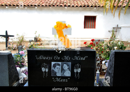 USA, California, Pala-Indianer-Reservat, Mission San Antonio de Pala (gegründet 1816), Friedhof, Grabstein mit Elvis Stockfoto