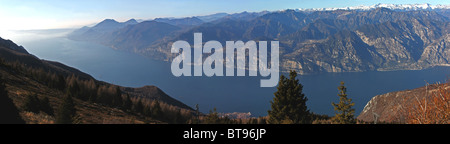 Blick auf den Gardasee vom Monte Baldo im Januar ohne Schnee. Stockfoto