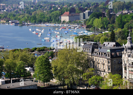 Blick von einem Turm Grossmuenster, Great Minster Kirche in Richtung der Strand Promenade und Segeln Hafen Zürich, Schweiz Stockfoto