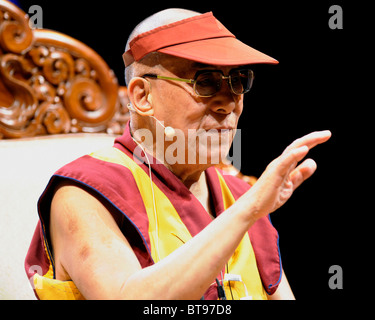 Seine Heiligkeit der 14. Dalai Lama statt einen öffentlichen Vortrag "Menschliche Ansätze für den Weltfrieden" in Toronto, Kanada. Stockfoto