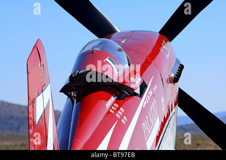 Unbegrenzte Air Racer "Strega", im Besitz von Bill "Tiger" Destafani und pilotiert von Steve Hinton auf der Rampe im Stead Field in Nevada. Stockfoto