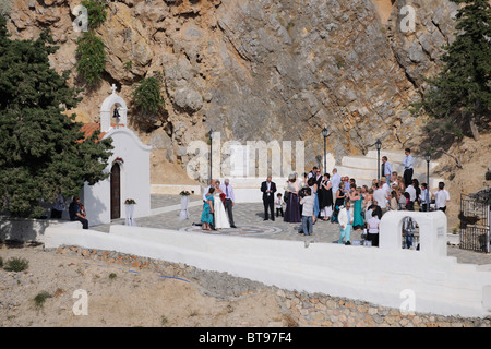 Hochzeit in der Kapelle befindet sich im Apostel Paulus Bucht Agios Pavlos Bay, Lindos, Rhodos, Griechenland, Europa Stockfoto