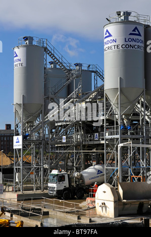 London Betonbau-Standort-Vertriebsdepot mit Zementsilos Aggregatlager & Mischer Lieferung LKW Stratford East London England Großbritannien Stockfoto