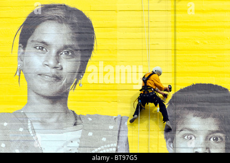 Arbeiter, die Befestigung Riesen Fotoposter zum Nationaltheater im Rahmen von Aviva "Sie sind The Big Picture" globale Werbekampagne Stockfoto