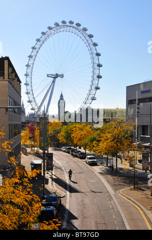 Stadtlandschaft Herbst London und London Eye Riesenrad mit dem Uhrturm Big Ben jenseits plus einsamer Radsportler, vorbei an der Southbank Centre Stockfoto