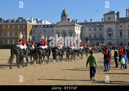 Life Guards Household Kavallerry Mounted Regiment Soldaten tragen Kürass während der Wachwechsel Zeremonie auf dem Horse Guards Parade Ground London England UK Stockfoto