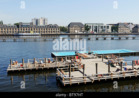 Blick auf die Ost-Hafen, das Badeschiff schwimmende Pool der Arena Austragungsort und den Laufsteg der ehemaligen Grenze Stockfoto