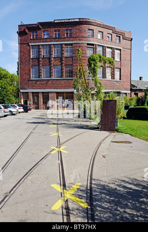 Abgrenzung der Berliner Mauer vor dem Atelierhaus am Flutgraben Kanal, letzten Grenzposten der ehemaligen Gebäude Stockfoto