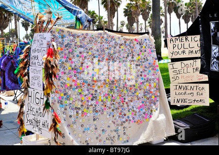Waren zum Verkauf: Haarspangen, politische und Frieden buttons, Pins, Venice Beach, Los Angeles, Kalifornien, USA Stockfoto