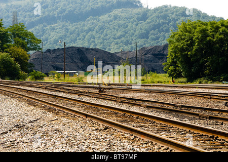 Ein großen Haufen Kohle an einem lokalen Coal Company sieht man hinter den Spuren einer WV Rangierbahnhofs in Dickinson/Quincy, West Virginia. Stockfoto