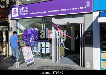 Safran Building Society Lokale Niederlassung Eröffnung Event Shop Dekoration Fassade nach Renovierung in High Street Brentwood Essex England Großbritannien Stockfoto