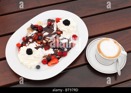 Pfannkuchen mit Beeren und Creme, Cappuccino, Burgenland, Austria, Europe Stockfoto