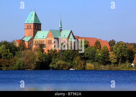 Domsee See und Ratzeburger Dom Kathedrale auf der Dominsel Insel, monumentale Kathedrale im romanischen Stil, Kreis Herzogtum Stockfoto