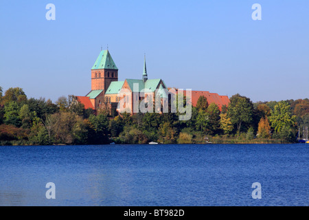 Domsee See und Ratzeburger Dom Kathedrale auf der Dominsel Insel, monumentale Kathedrale im romanischen Stil, Kreis Herzogtum Stockfoto