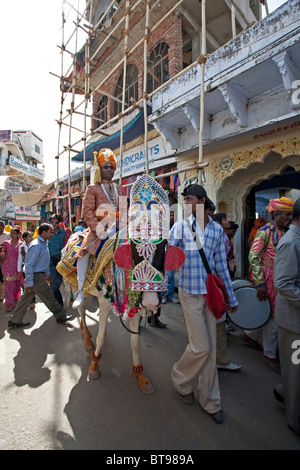 Indische Bräutigam auf dem Weg zu dem Haus der Braut. Traditionelle indische Hochzeit. Pushkar. Rajasthan. Indien Stockfoto