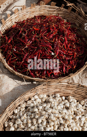 Körbe mit Knoblauch und getrocknete rote Chilischoten in einem indischen Markt. Puttaparthi, Andhra Pradesh, Indien Stockfoto