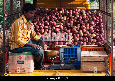 Indische mann Verkauf von Äpfeln aus einem Lkw an einem indischen Markt. Andhra Pradesh, Indien Stockfoto