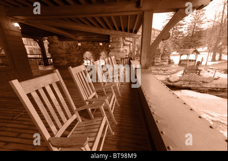 Schaukelstühle auf See Balkon des historischen Mohonk Mountain House, Breite Winkel horizontale Ansicht, New Paltz, New York USA. Sepia Stockfoto